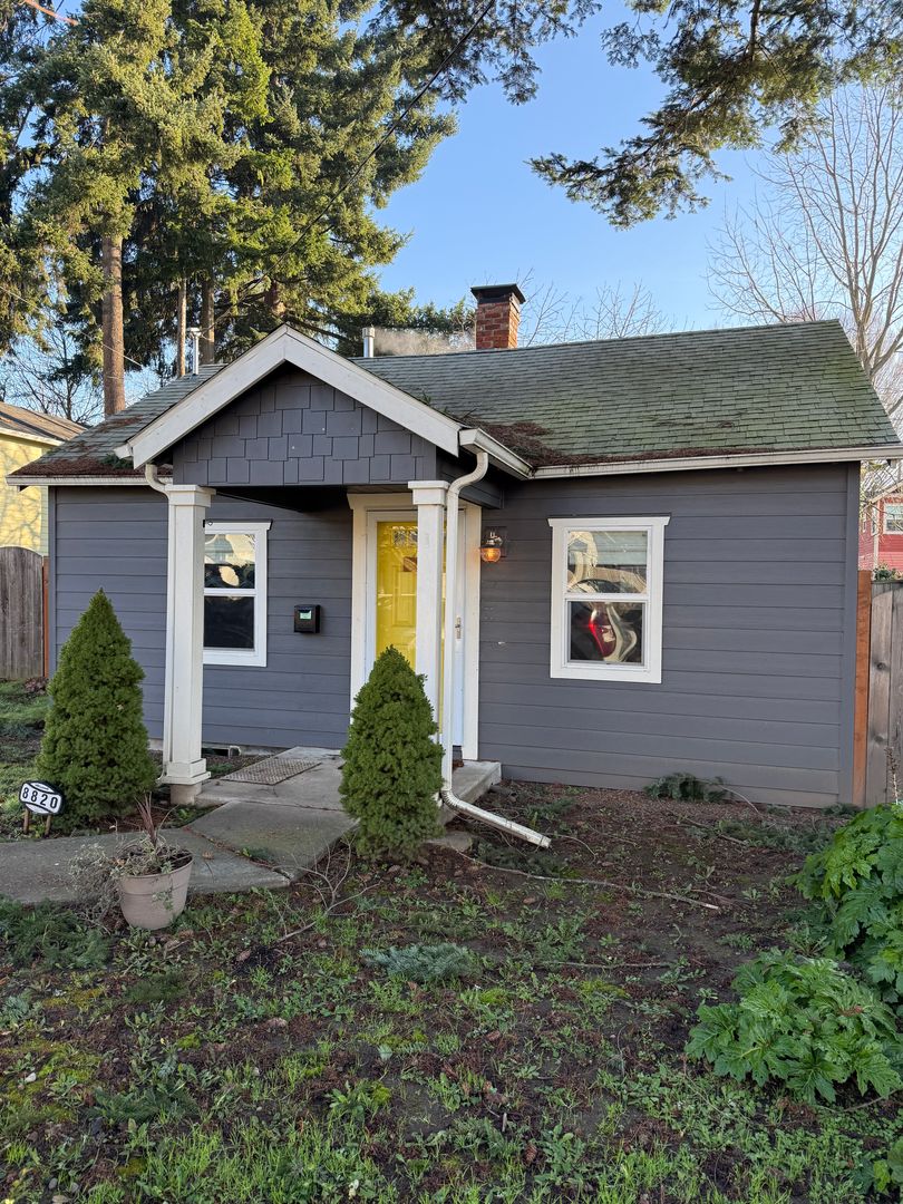 Portland House: 8820 N Endicott Ave