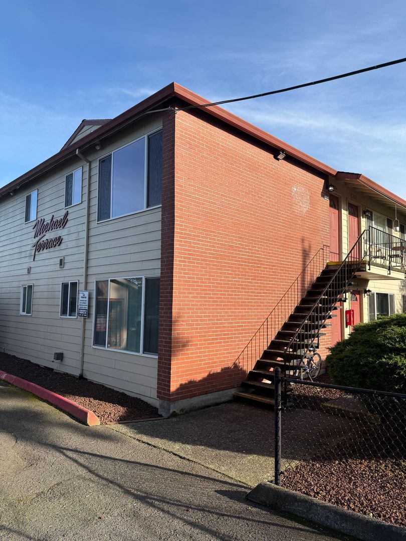 Portland Apartment: 4202-4224 SE 58th Ave