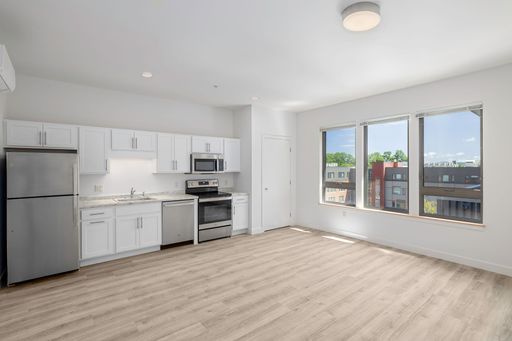 All-Inclusive Studio in Brand New Lakeside Apartment Building – photo 1