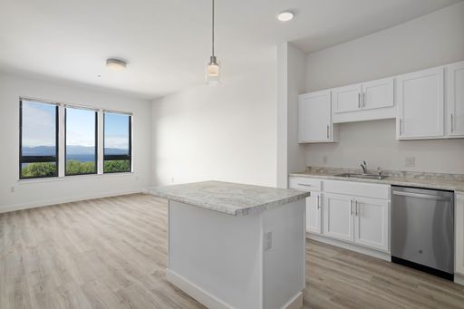 Top Floor One Bedroom with Stunning Lake Views – photo 1