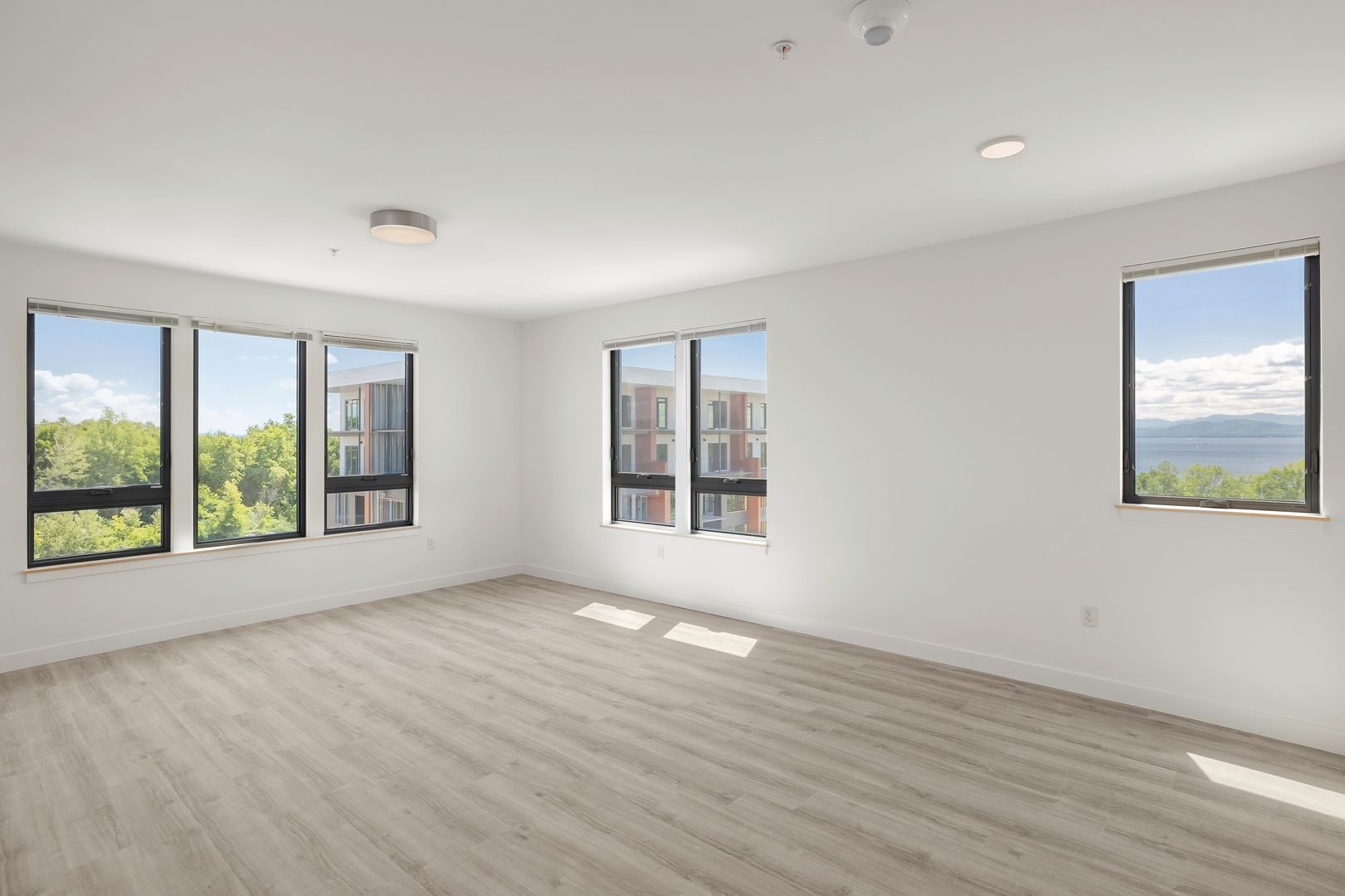 Burlington Apartment: 70 Cambrian Way