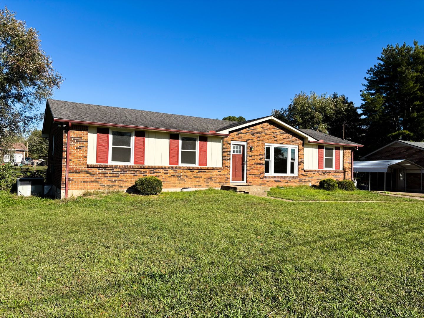 Clarksville House: 213 Aster Drive