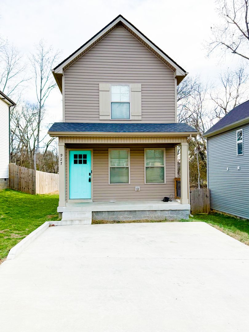 Clarksville House: 927 Oak Lane