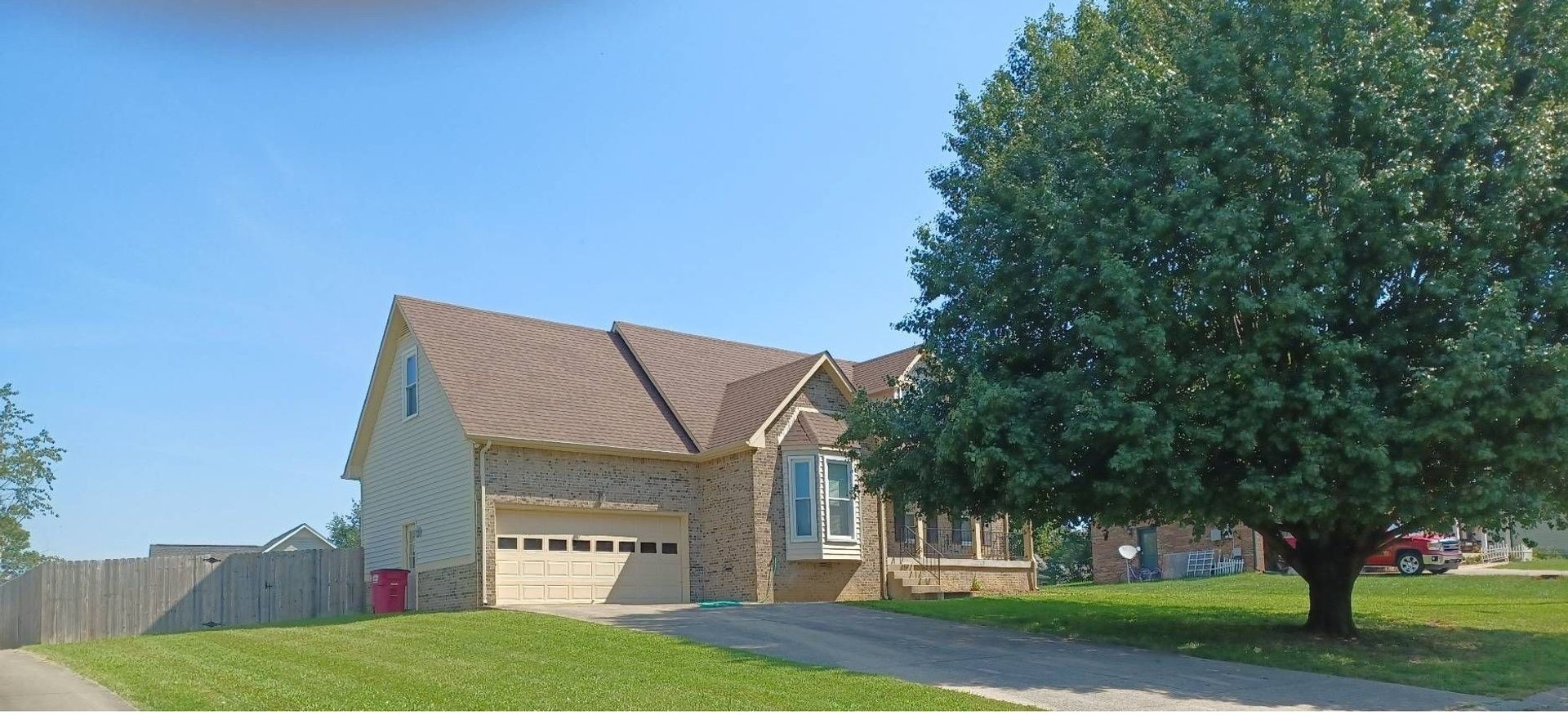 Clarksville House: 421 Bluff Dr