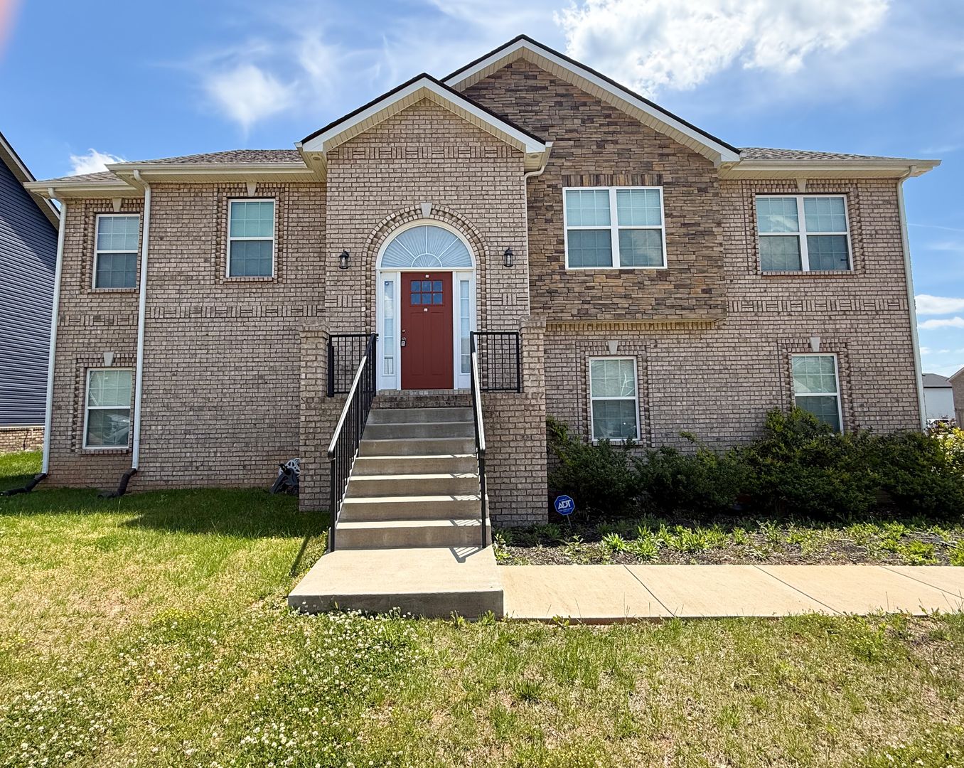 Clarksville House: 350 Dugger Dr