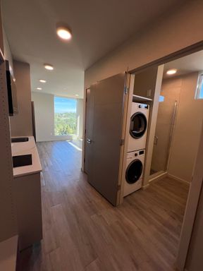 Corner, Luxury, Top-Floor Studio in West Seattle | 6 Weeks Free – photo 1