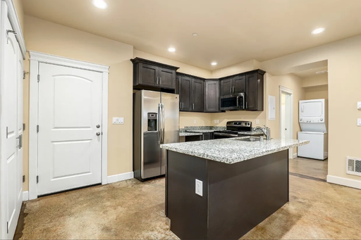 Huge 2 Bedroom in Newer Build! High Ceilings – photo 1