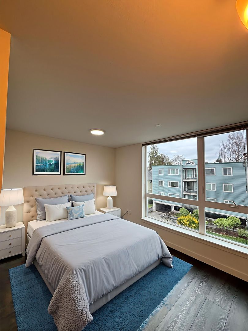 Seattle Apartment: 5216 Brooklyn Ave NE