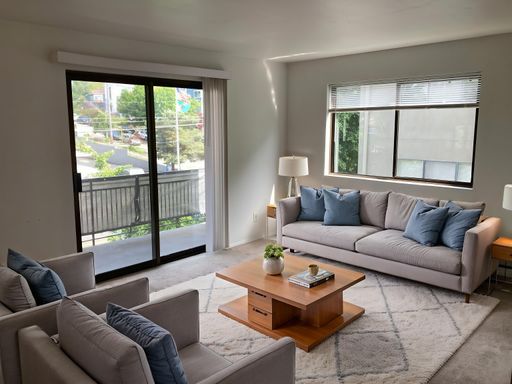 Spacious 1 Bed in West Seattle Good Light & Balcony – photo 1