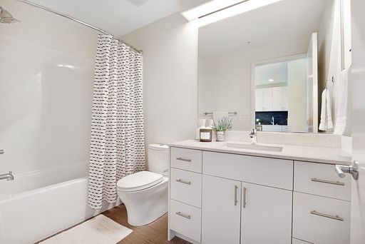 Modern 1-Bedroom Apartment with South Lake Union Water Views – photo 1
