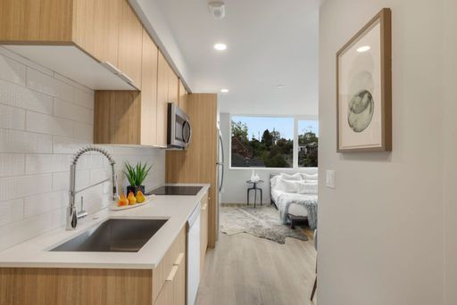 Top Floor Studio! W/D In Unit! – photo 1