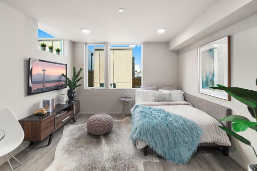 Corner, Luxury, Top-Floor Studio in West Seattle | 6 Weeks Free – photo 1