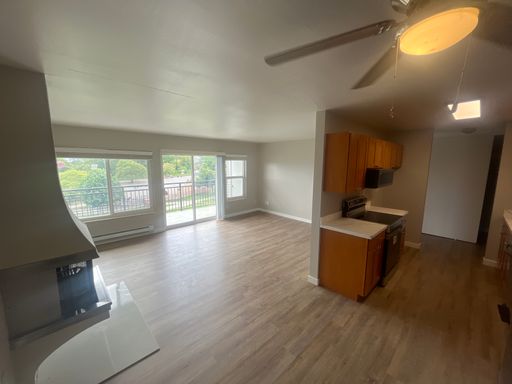 Spacious, Top-Floor 2-Bedroom Apartment with a Fireplace in Magnolia – photo 1