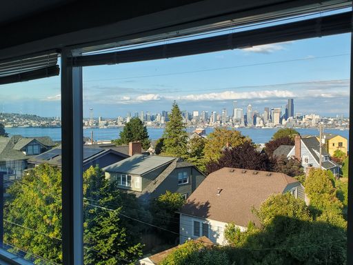Top Floor Penthouse Unit! Rare Vacancy! 2bd/2.5ba! – photo 1