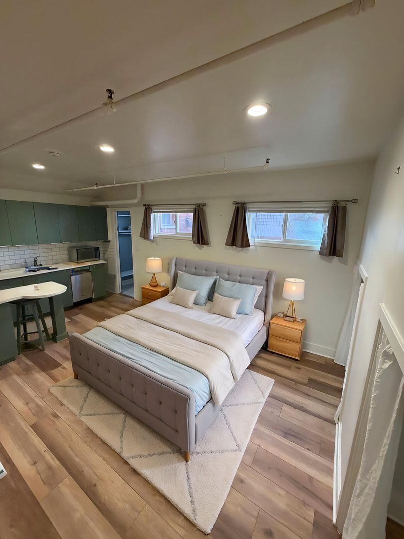 Seattle Apartment: 411 Bellevue Ave E