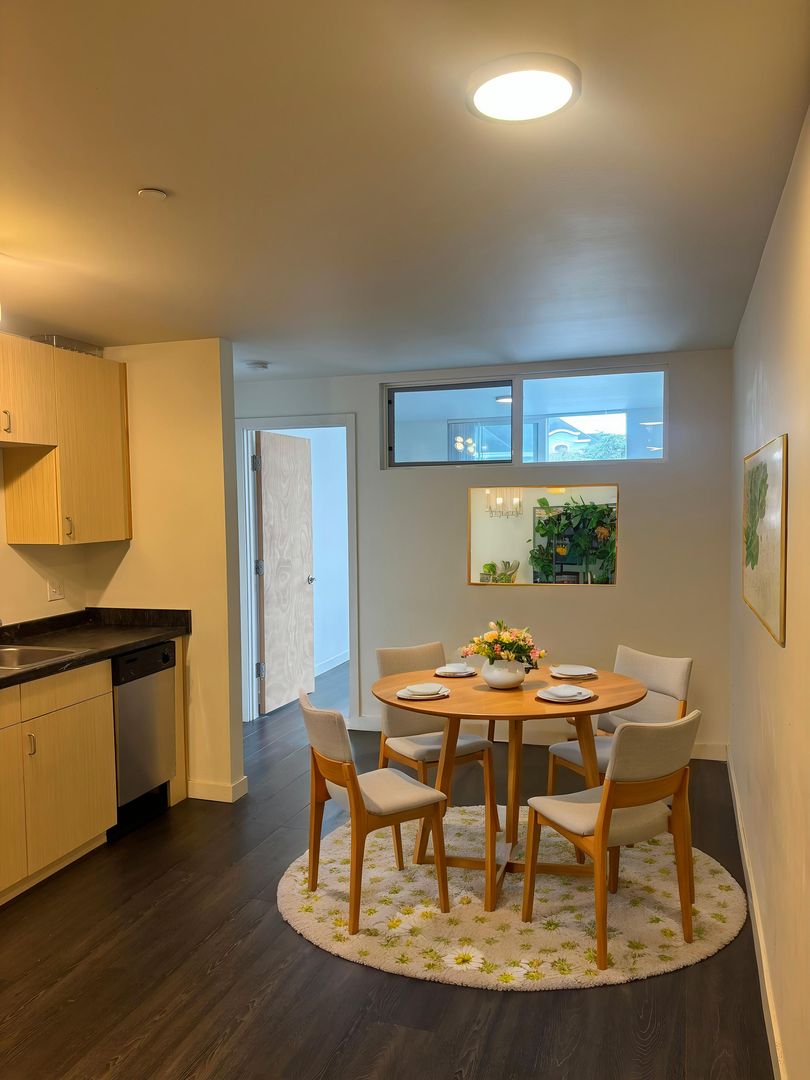 Seattle Apartment: 5216 Brooklyn Ave NE