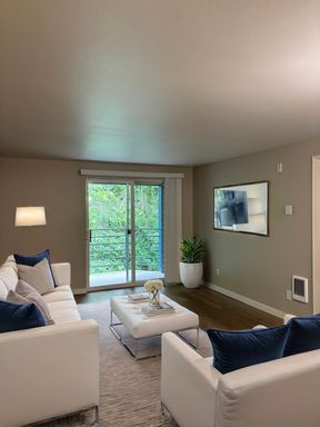 Top Floor 1bd/1ba With Balcony! – photo 1