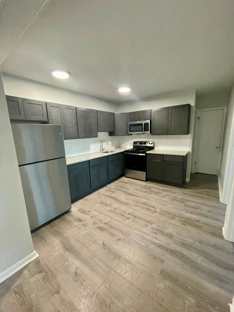 Waterbury Apartment: 222 Bradley Avenue