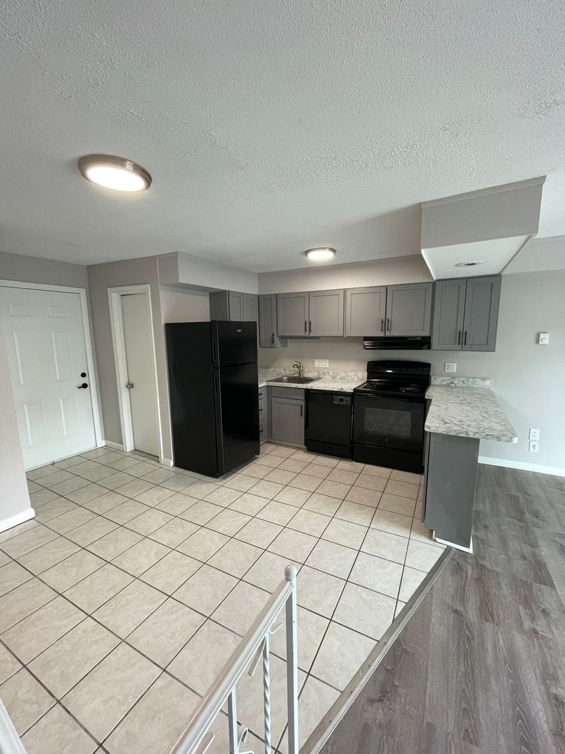 Waterbury Apartment: 222 Bradley Avenue
