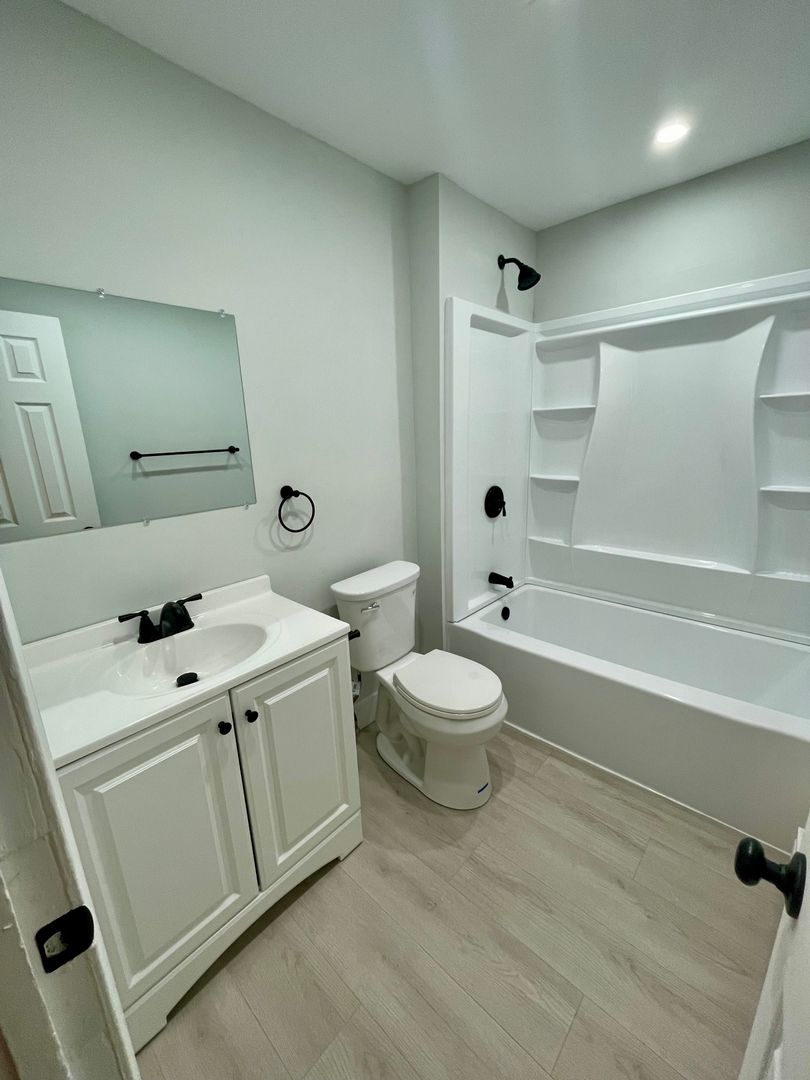 Waterbury Apartment: 222 Bradley Avenue
