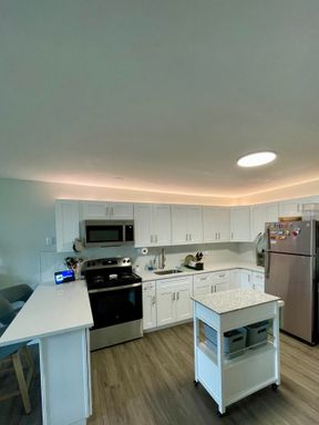 Large Renovated Multi Level 2 Bedroom 2 Bath Apartment – photo 1