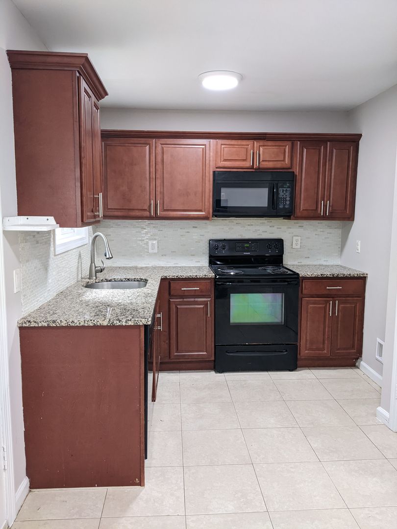 Waterbury Apartment: 81 Overton Avenue