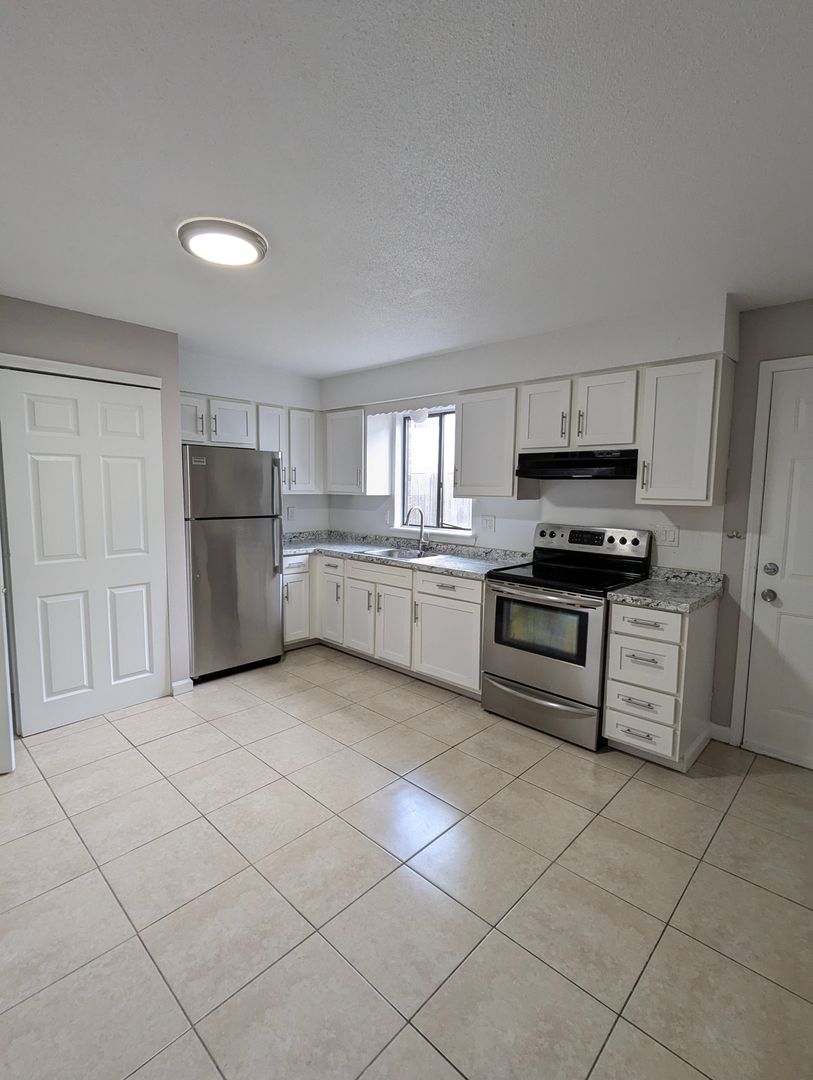 Avenue Rd Apartments LLC