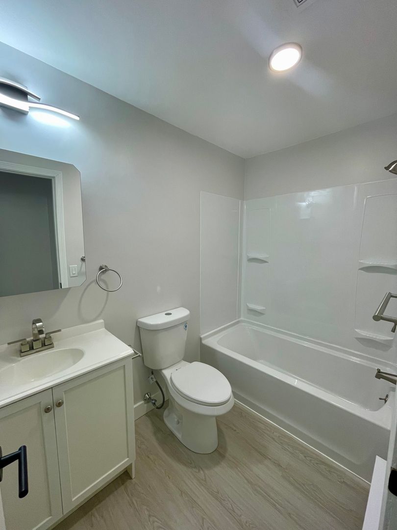 Waterbury Apartment: 222 Bradley Avenue