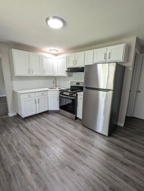 Spacious One Bedroom With Over-sized Garage – photo 1