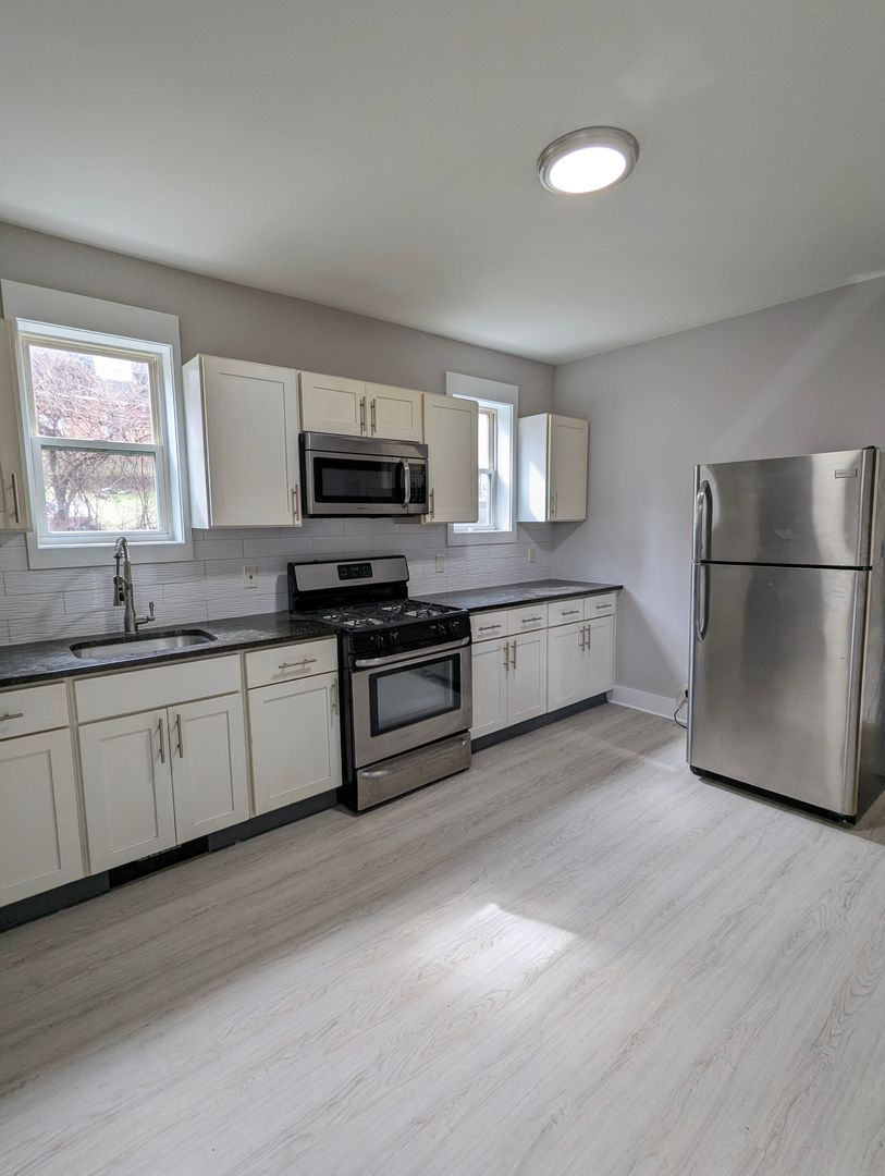 Waterbury Apartment: 93 Robbins Street