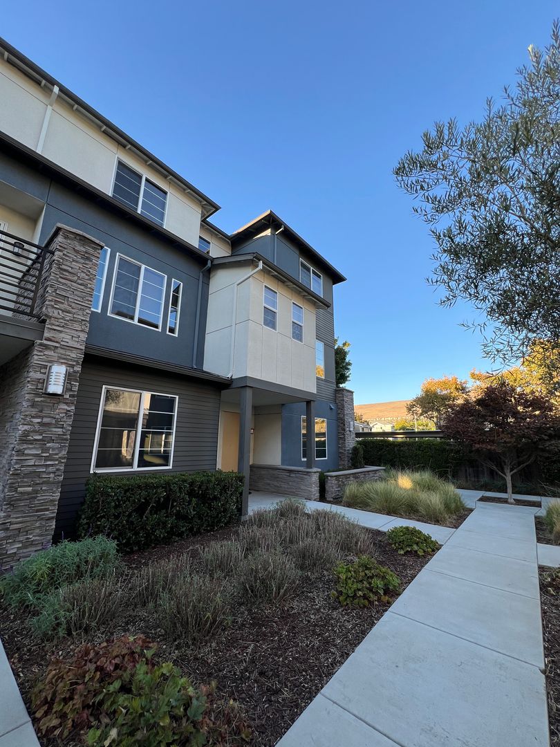 Hayward House: 247 Dash Ct.