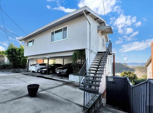 Clean, spacious, bright home with a spectacular view! Located on the hill with no neighbors behind on a dead-end street. – photo 1