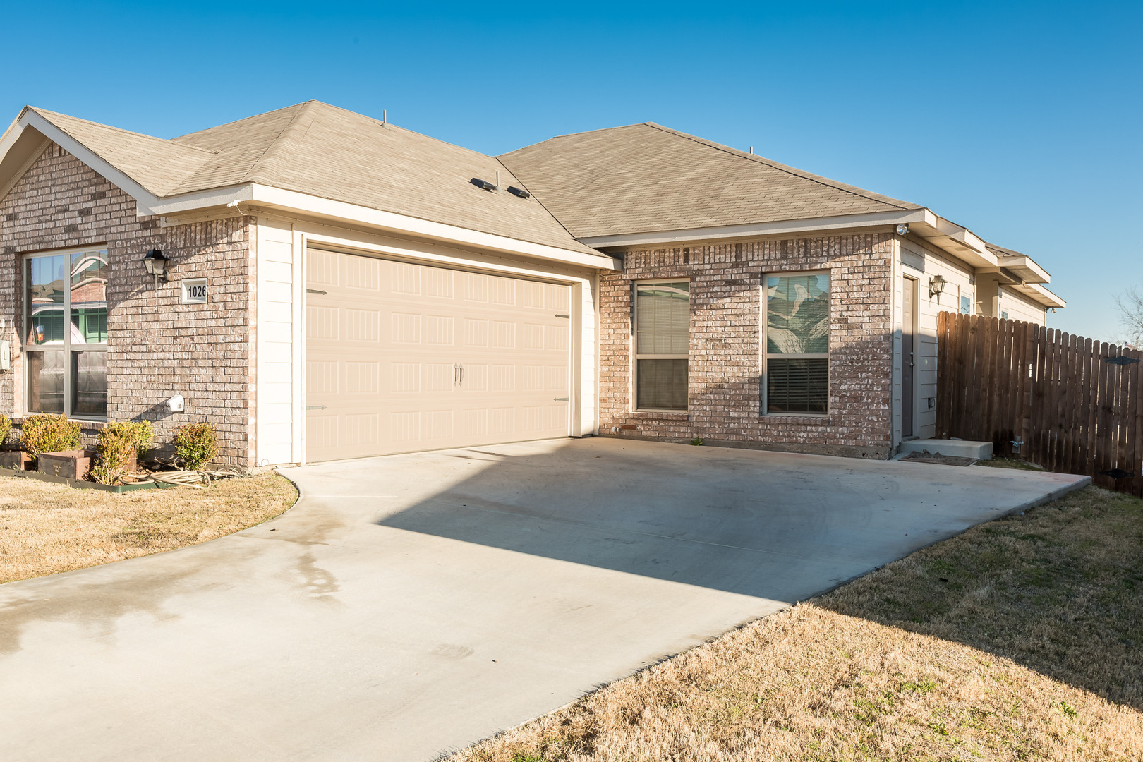 Great 3 bed/2 bath Home Backing onto Holland Park Recreation Area/Trail!!