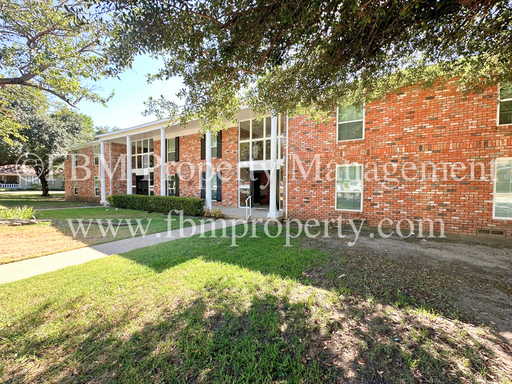 518 N Rogers St, Unit 202 - Cozy 2 Bedroom, 1 Bathroom Upstairs Apartment in Waxahachie, TX!