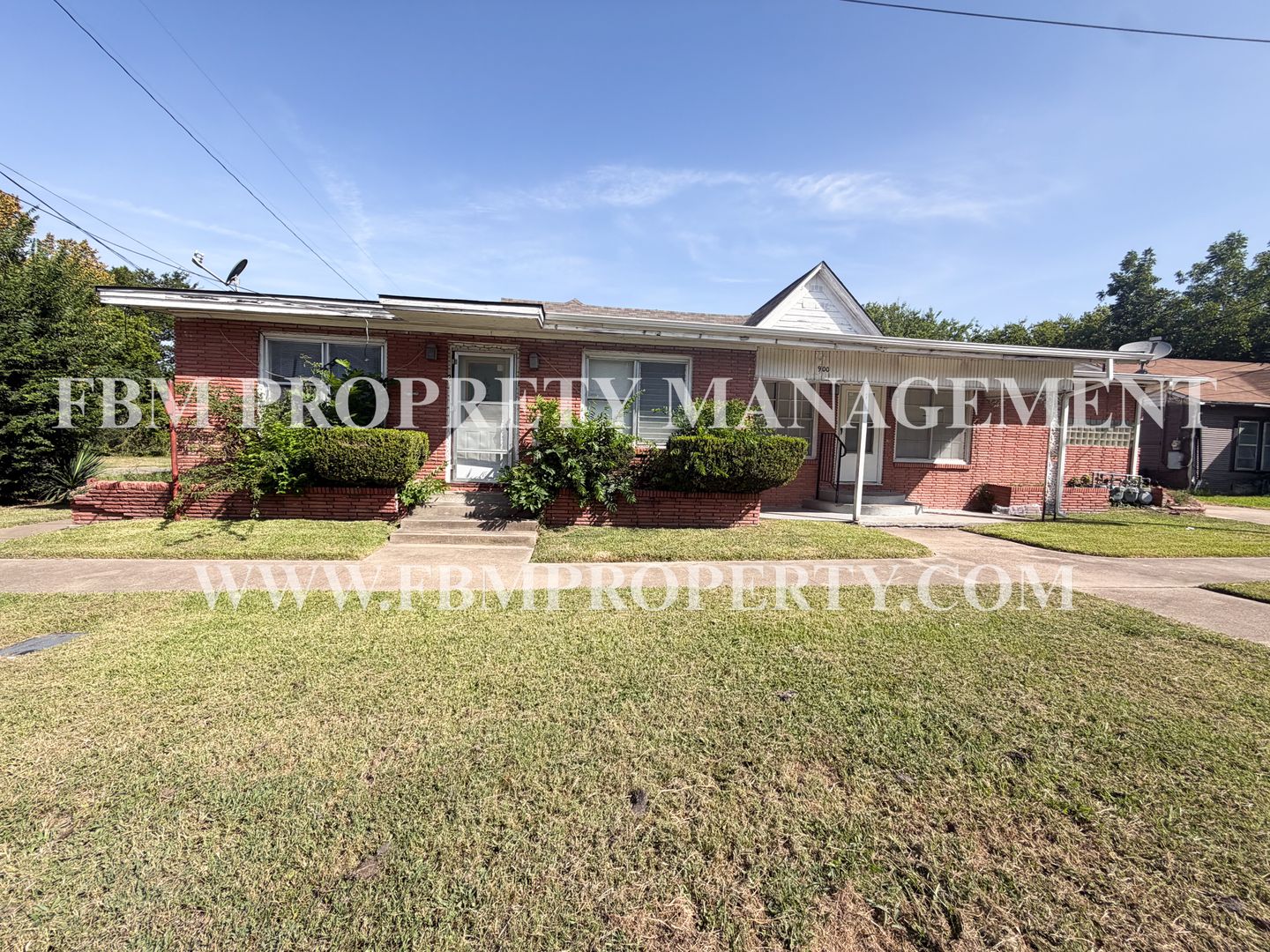 Corsicana Apartment: 900 East 6th Avenue, Unit 2