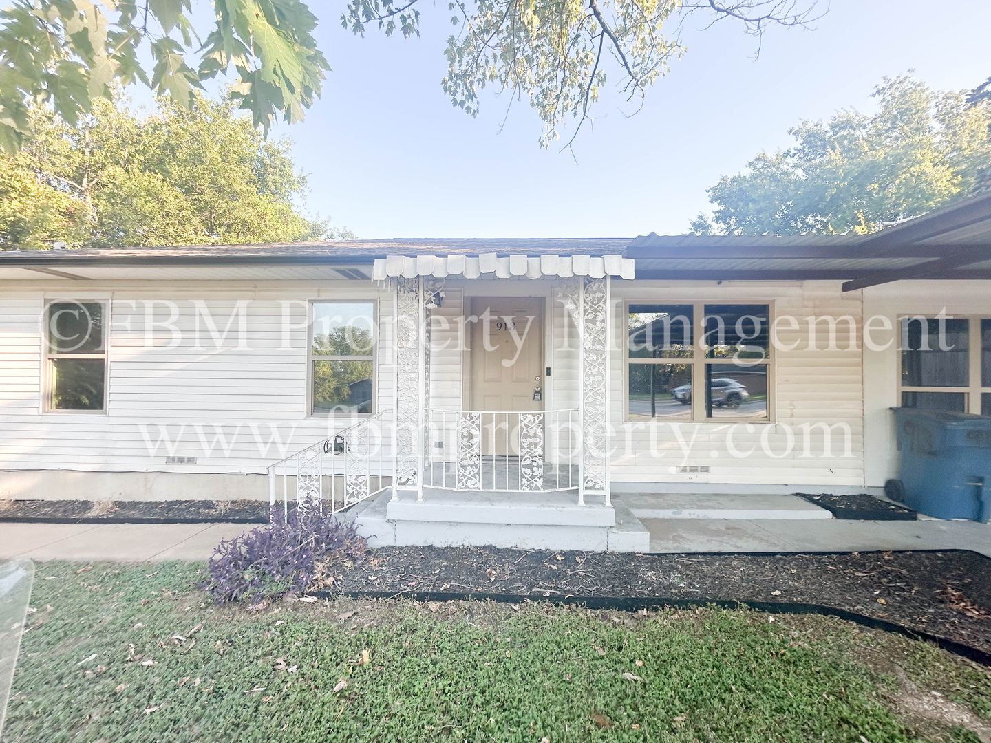 Midlothian House: 913 W. Main Street