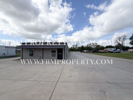 2103 S Kaufman St - Commercial Office Space Located in Ennis, TX! – photo 1
