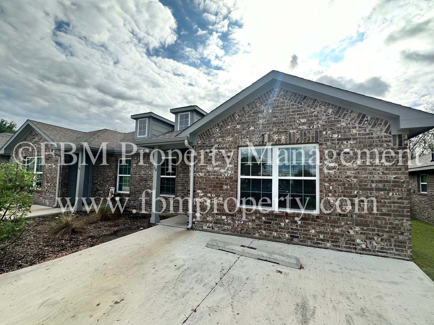 Ennis Apartment: 1050 E Burnett Street