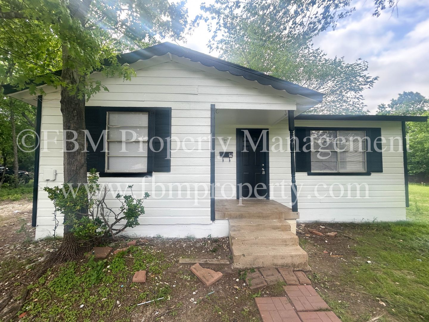 Waxahachie House: 410 N Flat Street