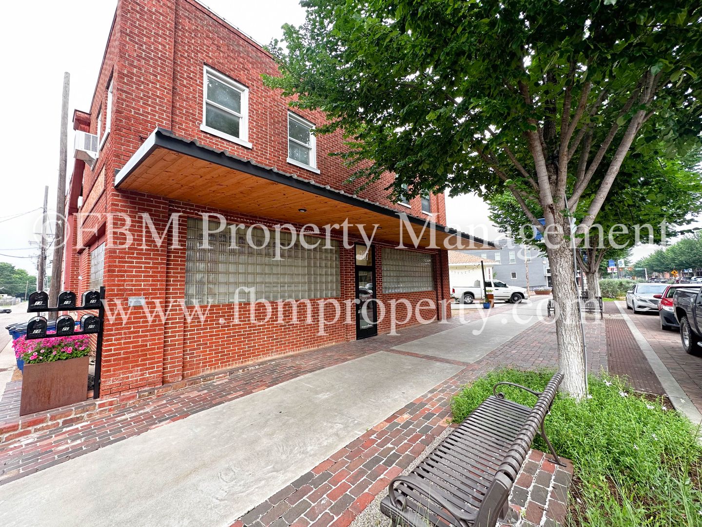 Ennis Apartment: 207 S Dallas Street