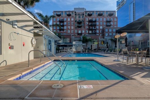Stunning Downtown 1-Bedroom with Panoramic City Views & Private Balcony – photo 1
