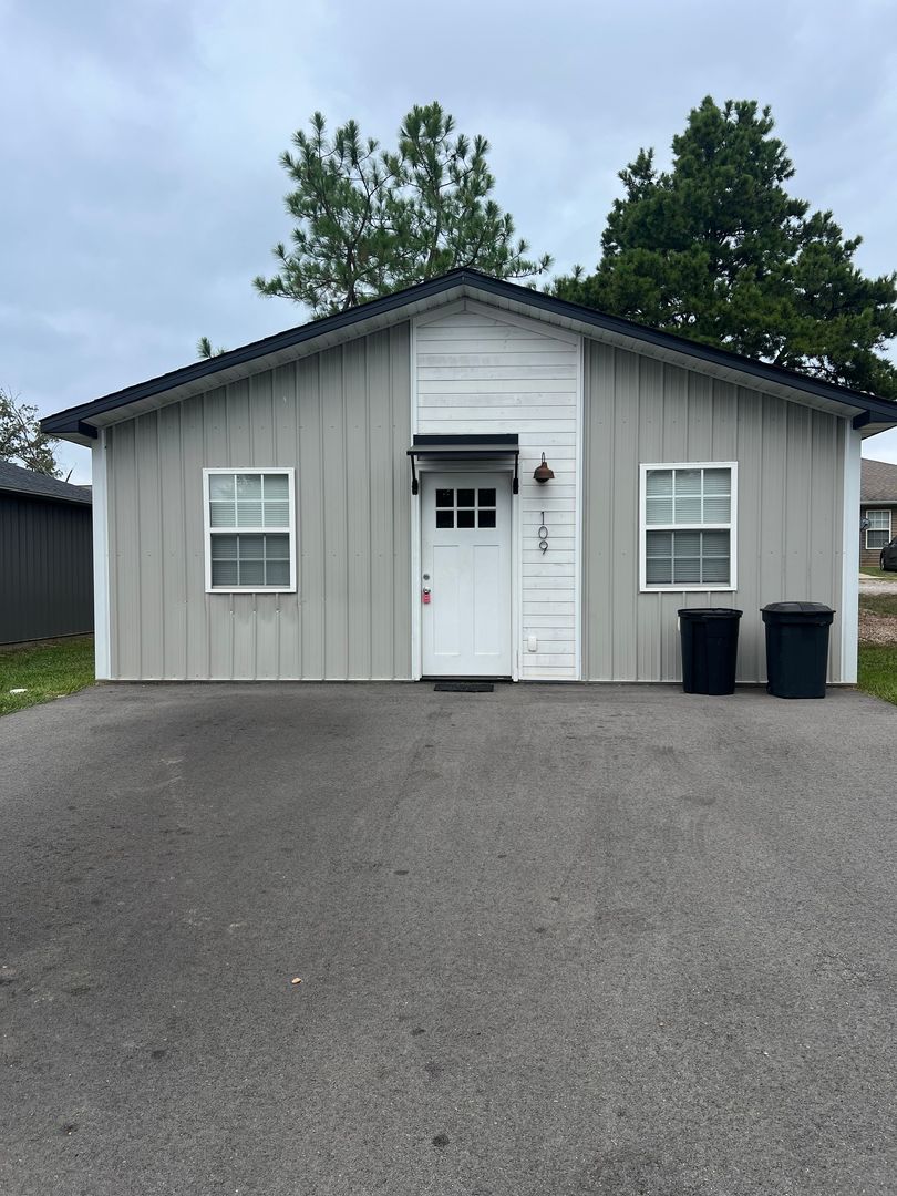 109 Evergreen Place  newer 1 bedroom 1 bath home for lease