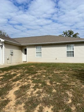 3 bedroom 2 bath duplex for lease just outside the city limits of Poplar Bluff