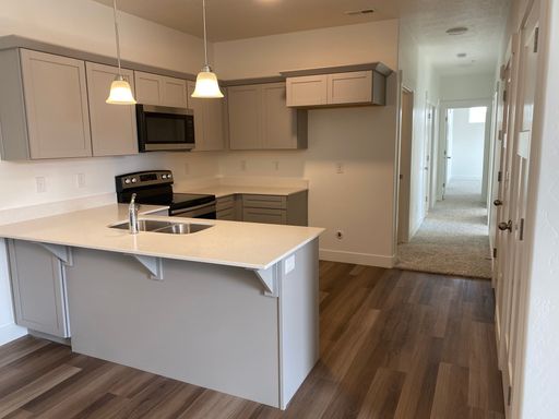 $500 OFF FIRST MONTHS RENTE -Condo in Prime Lehi Location – photo 1