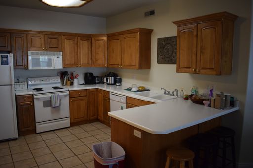 Belmont Condos – FREE First Month’s Rent! Private Room Available | Currently Rented to Women – photo 1