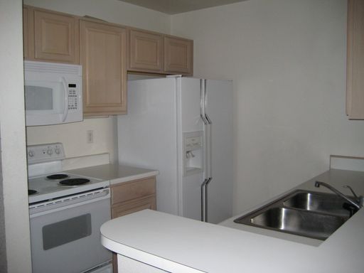 Private room close to campus. This is the small bedroom with a shared bathroom. NO PARKING – photo 1