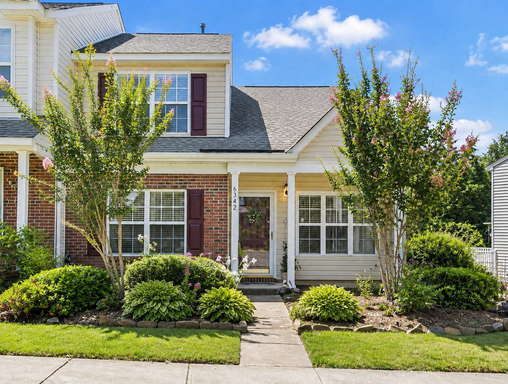 THE BACKYARD, 3BR Townhome + Loft + Location!