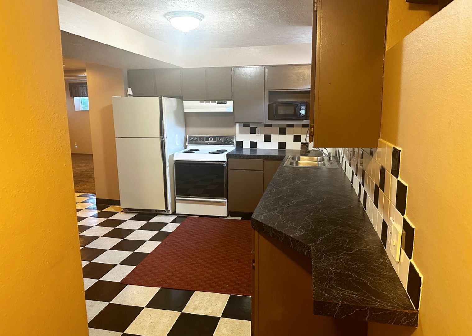 Spokane Apartment: 1212-1214 E Illinois Ave