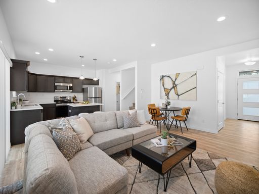 New 3 bed/2.5 bath Townhouse in Deer Park!
