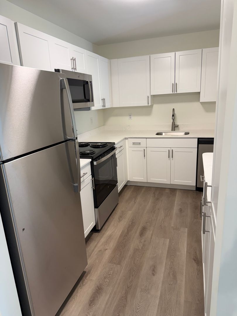 Green Brook Apartment: King Court